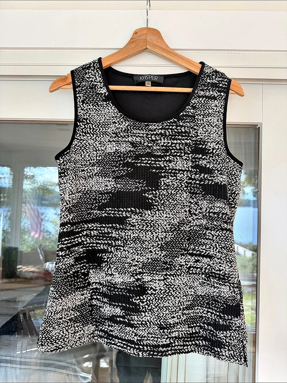 Kasper Abstract Sleeveless Top in Black & White